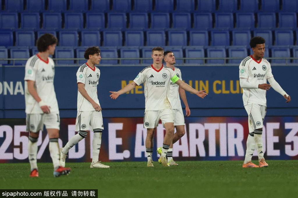 18岁新星闪耀！巴萨女队大胜巴达洛纳，卡拉·朱利亚首球惊艳全场