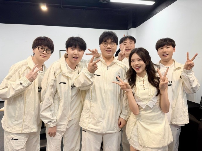 骆歆分享和IG选手合照：今天采访新人中单Renard被圈粉咯！